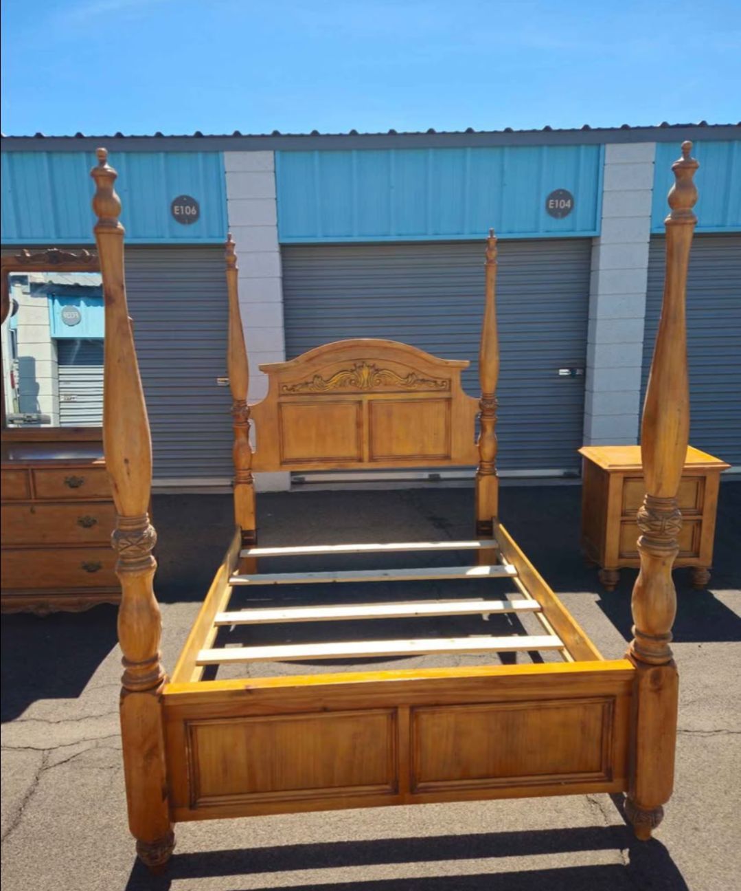 Bedroom set Queen bedframe