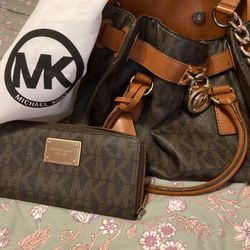 Authentic Michael Kors Belted Chain Large W/Coordinating Wraparound Wallet
