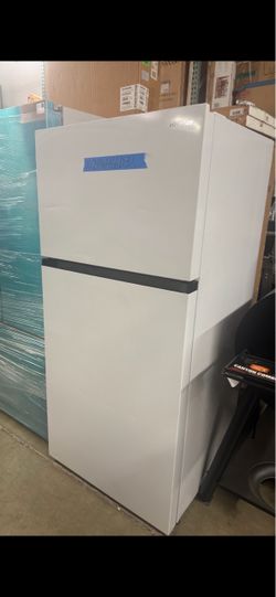 Top and bottom refrigerator Hisense white w 30”