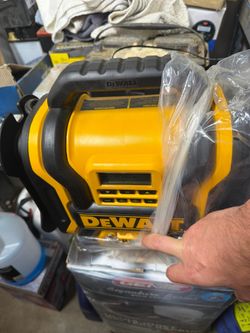 DEWALT Portable Power Station / Jump Starter