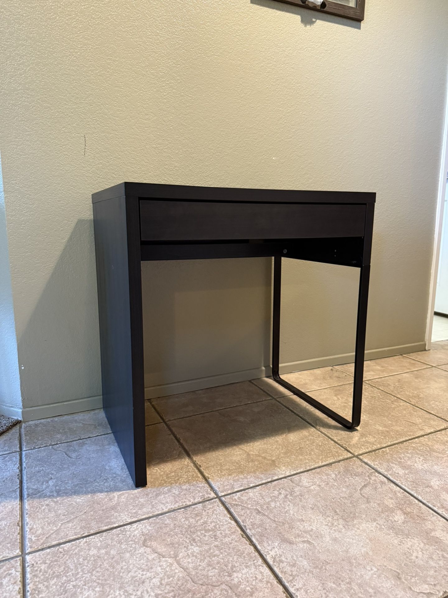Modern Black Writing Desk with Drawer – Compact Small-Space Desk