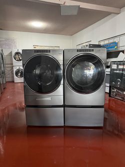 Set of washer machine Whirlpool and gas dryer. In perfect conditions and works perfectly. Washer machine capacity of 5.0 and dryer capacity 7.4. Deliv