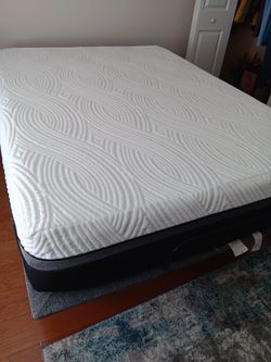 Queen  Mattress  Memory  Foam  and box spring