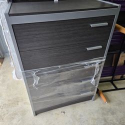 Matching Bedroom Set, 2 dressers, 2 nightstands, Great condition