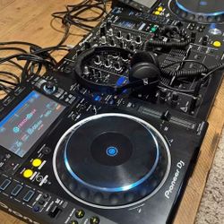 Pioneer CD J
2000 NXS w/ DJM-900 Mixer 