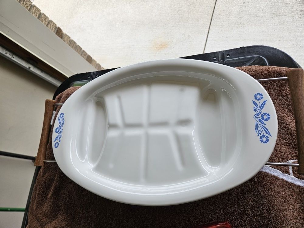 P19 Cornflower VINTAGE Corning Ware Platter With Metal Rack And Wood Handles