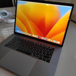 2018 15-inch Apple MacBook Pro Laptop, with charger