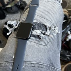 Locked Apple Watch SE 44mm