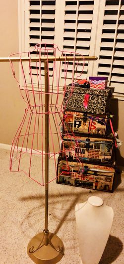 Pink and gold wire metal mannequin and necklace display