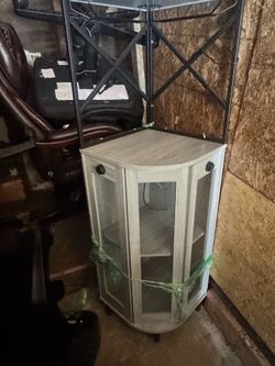 Corner hutch