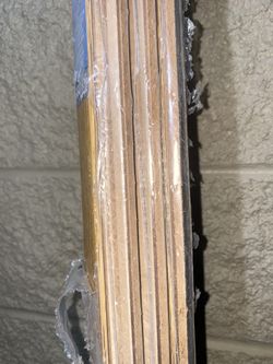 • Provides one solution for four different molding needs - hard surface reducer, T-moulding, carpet transition and end molding • Assembles in second