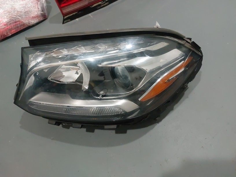 2018 MBZ GLS LEFT HEADLIGHT