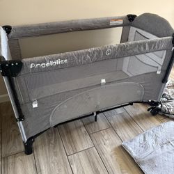 $50 - 4 in 1 Baby Bassinet Bedside Sleeper and multi-functional travel crib.