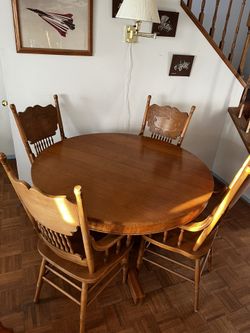 Vintage Solid Oak Round Pedestal Dining Set – 4 Pressed-Back Chairs