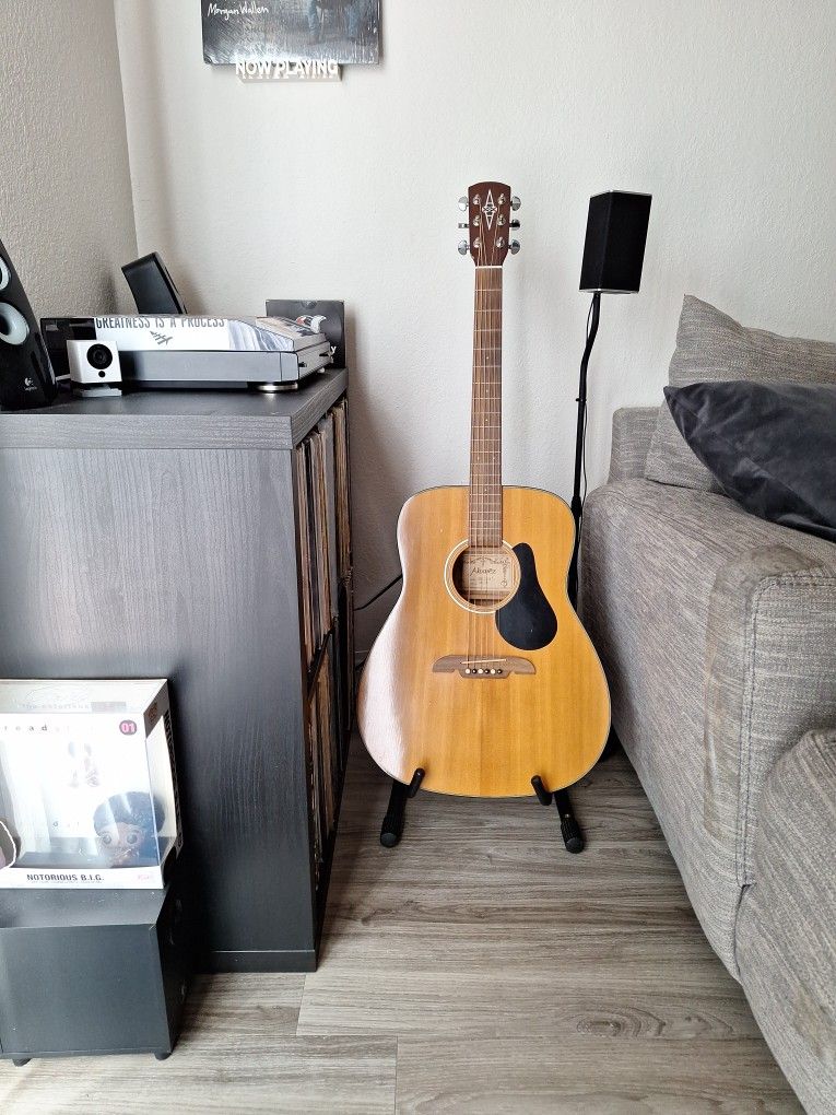 Alvarez RD-10 Guitar w/ Guitar Stand