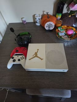Xbox one s comes with 2 controllers & headset