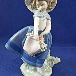 BEAUTIFUL LLADRO FIGURINES, 7 INCHES TALL IN EXCELLENT CONDITION