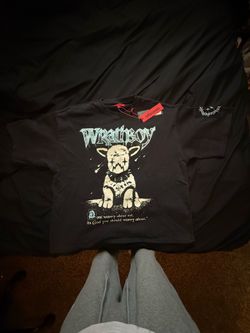 Large black shirt in men’s
