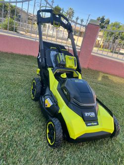 RYOBI
21-inch self-propelled cordless lawn mower,
multi-blade system and 40V HP brushless motor,
includes (1) 6.0 Ah battery and charger.