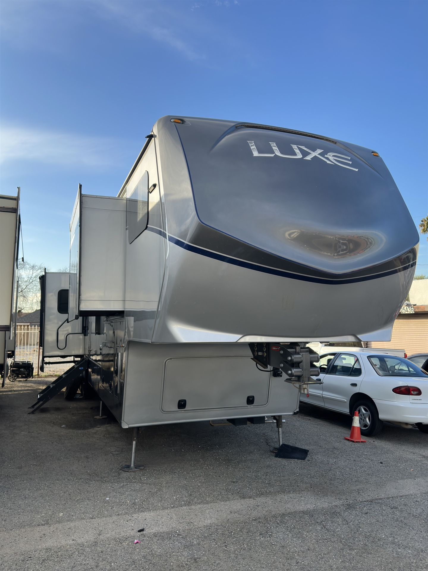 2015 Augusta Luxe Fifth Wheel / Rv/ Travel Trailer 