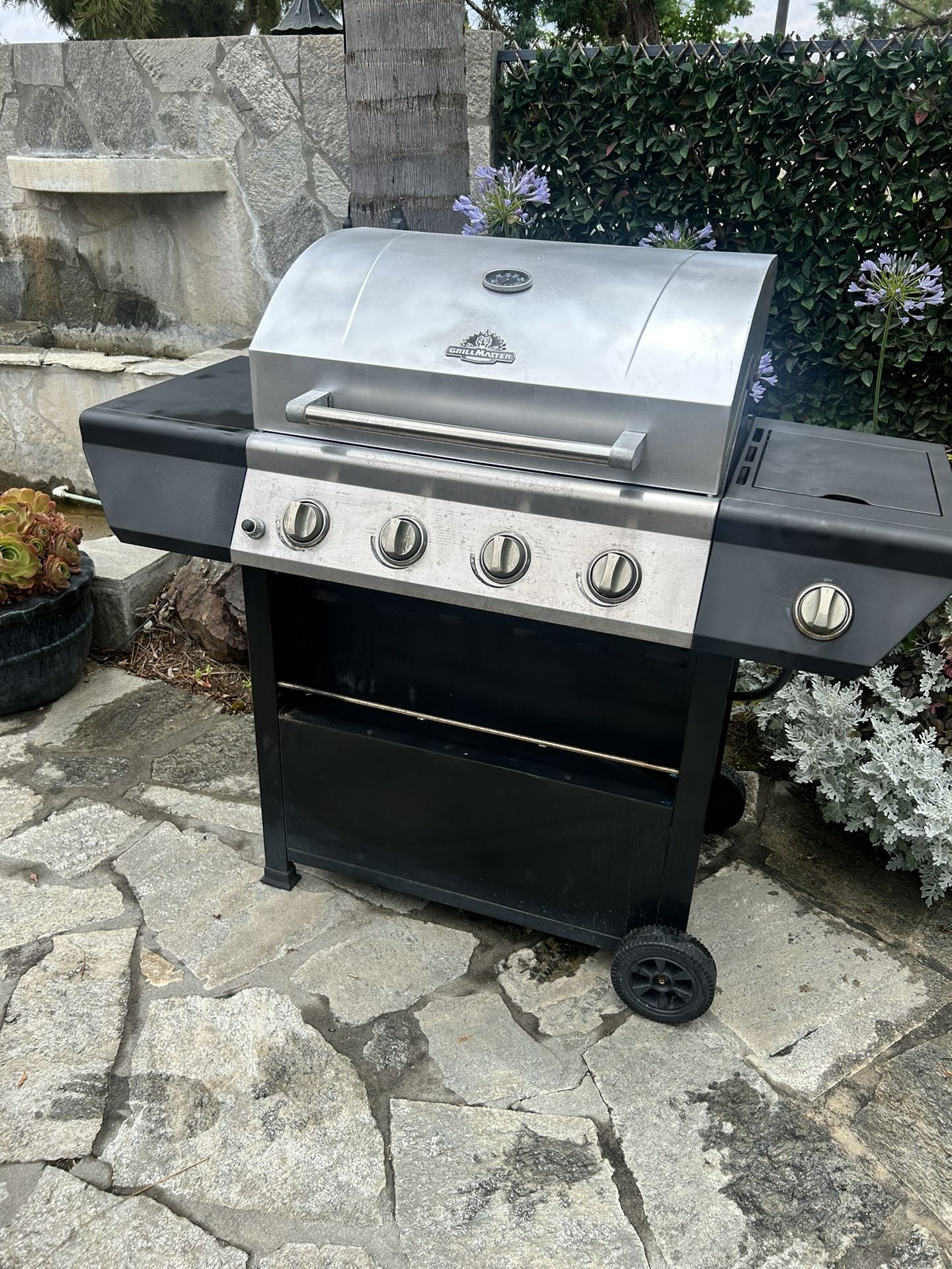 Barbecue With 5 burners