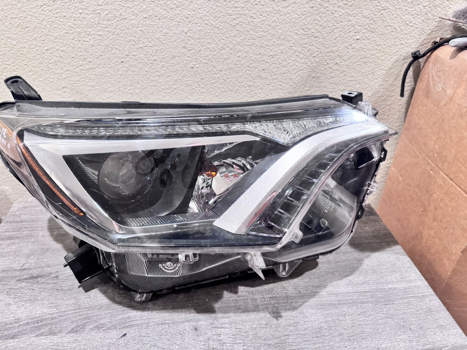 2016 To 2018 TOYOTA RAV4 HEADLIGHT RH