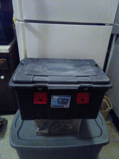 Hinged 16 Gallon Lockable Storage Tote
