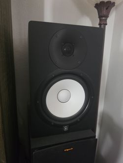 Pair of Yamaha HS8 speakers