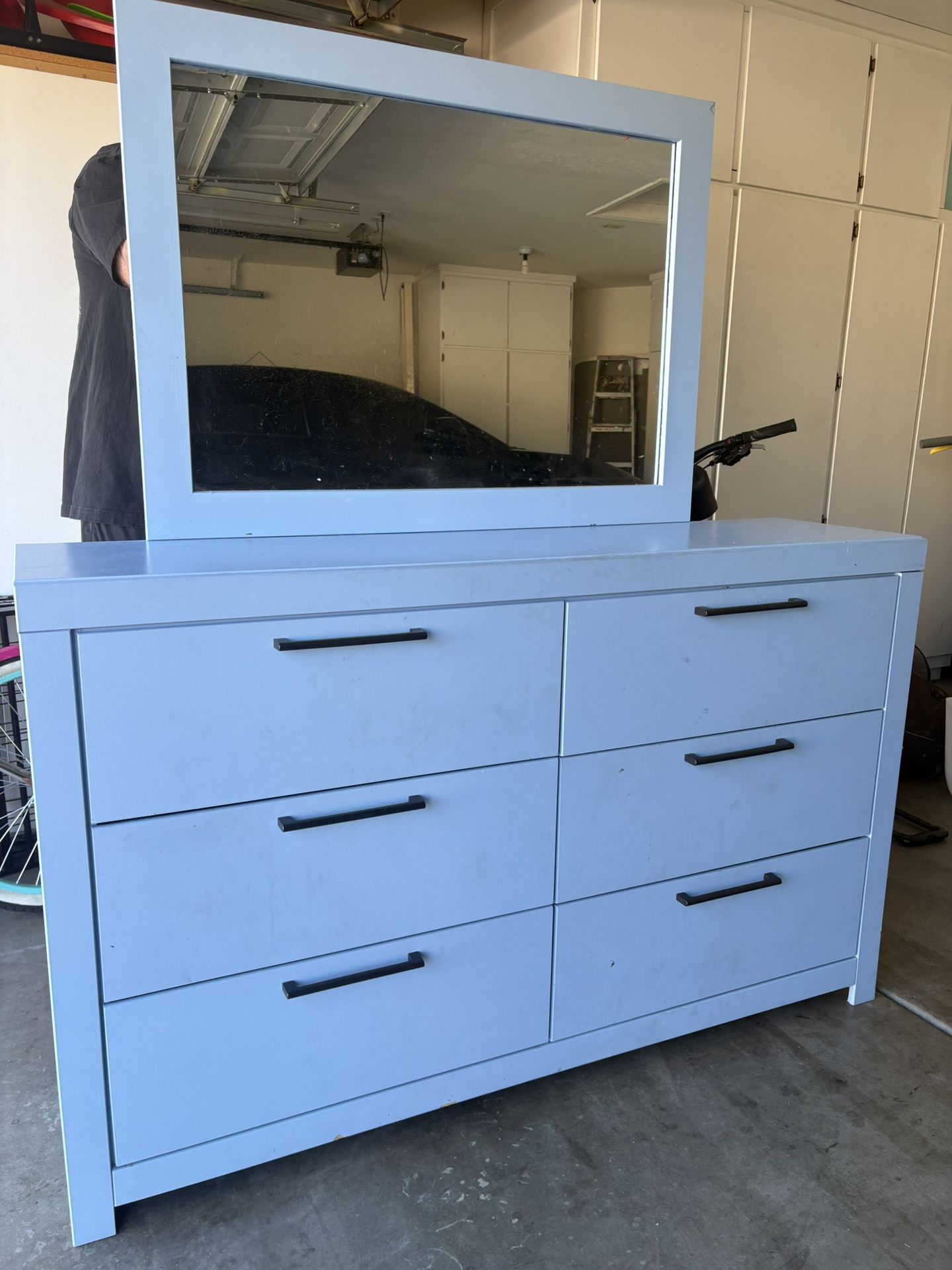 Dresser With Mirror