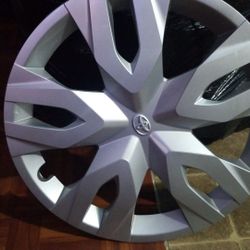 4 Tapas para Toyota casi nuevas 17