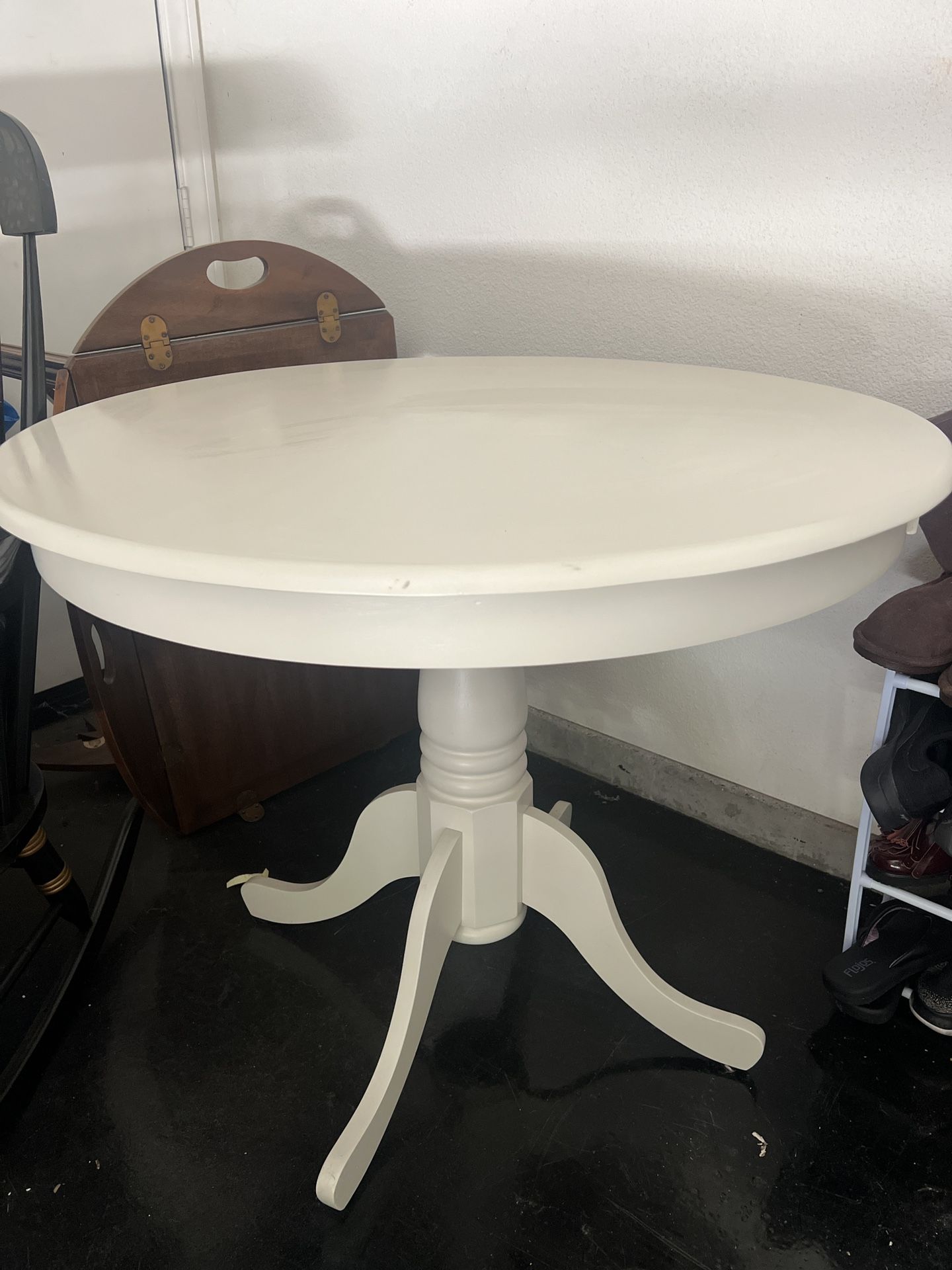 White Round Amazon Table