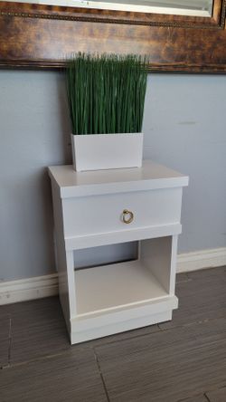 BEAUTIFUL WHITE NIGHTSTAND