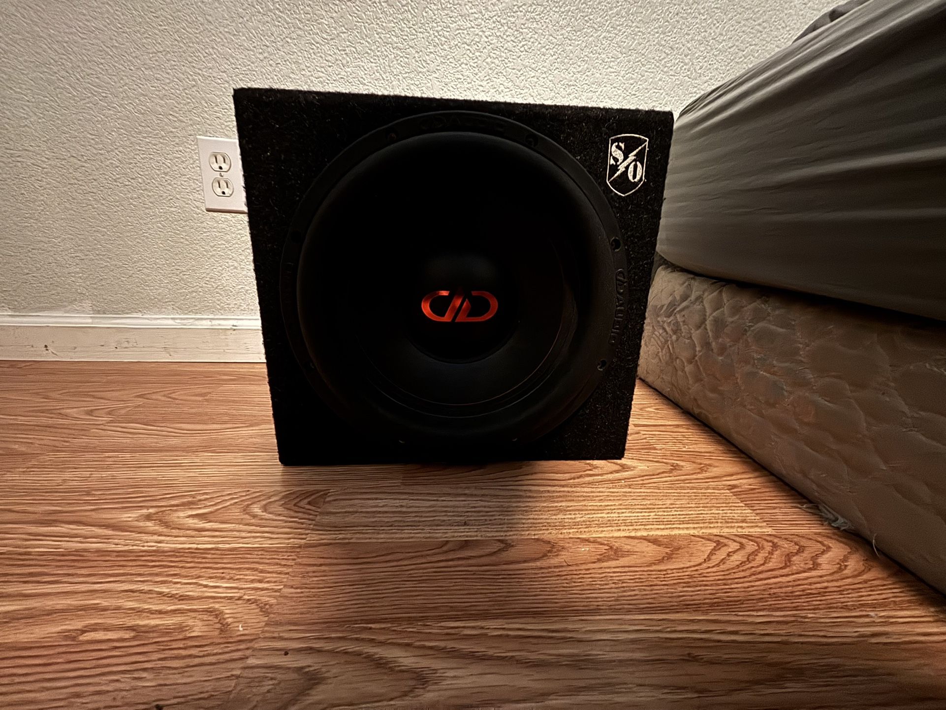DD audio 12” Subwoofer System And Amp
