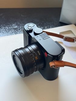 Leica Q2 + Leica accessories
