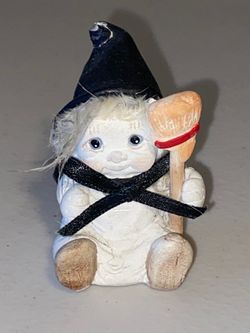 Dreamsicles Cast Art Halloween Witch Figurine Broom Damaged