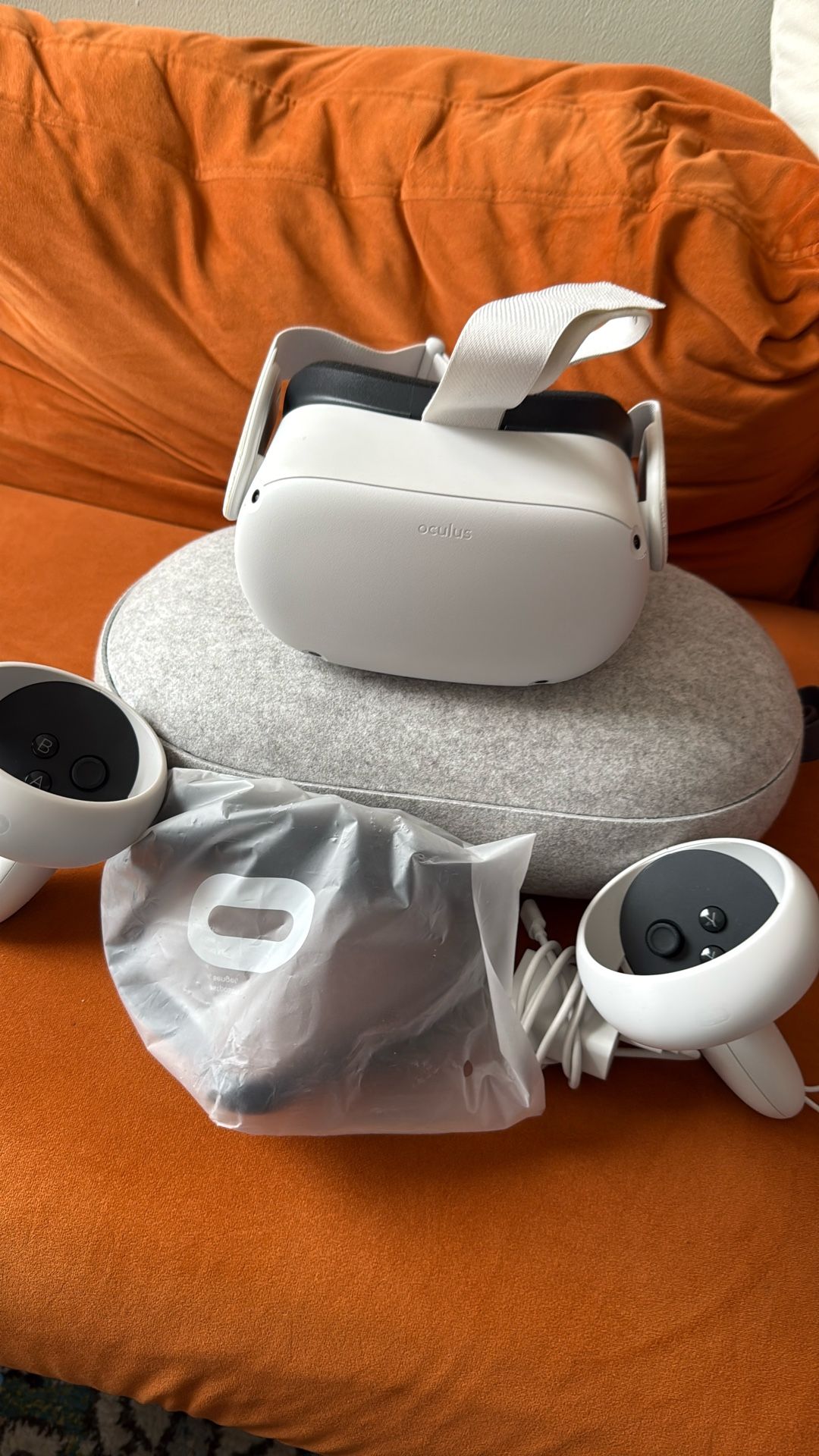 Oculus Quest 2 / Meta - LIKE NEW - VR Headset, All In One with Charger & Case