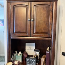 Beautiful Desk with Hutch 