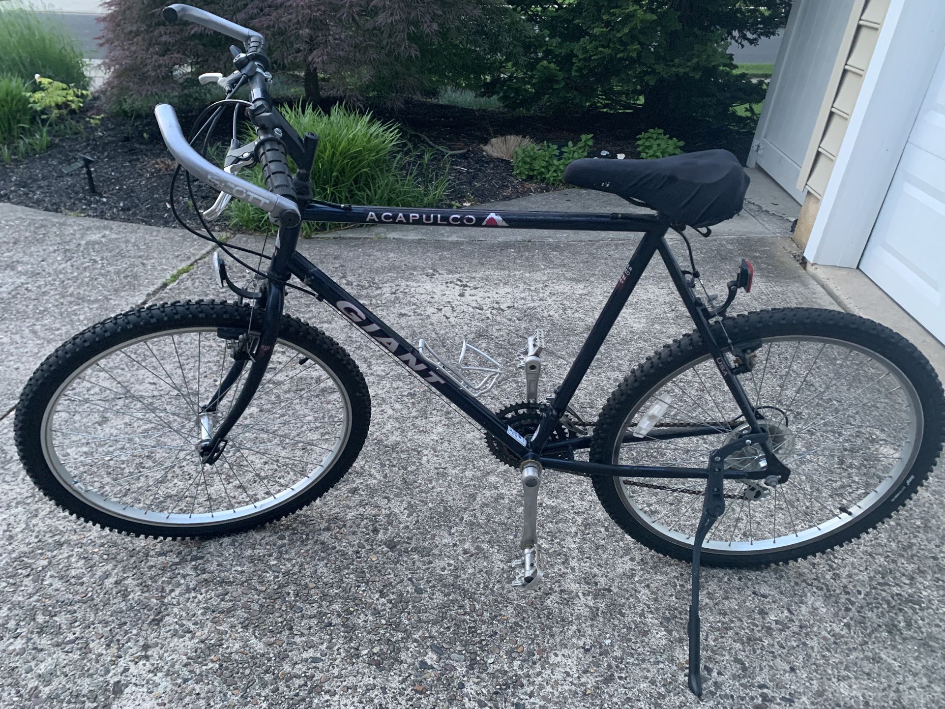 Giant 22” Hybrid Acapulco Mountain Bike