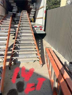 Escalera de 14 pies de fibra de vidrio doble subida casi nueva