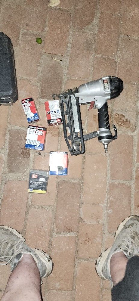 PORTER CABLE BRAD NAIL GUN W BRAD NAILS