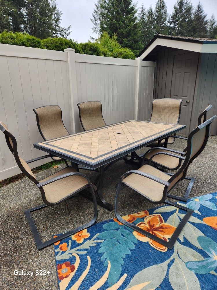 Outdoor Table And 8 Chairs
