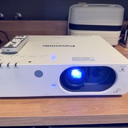 HDMI 4000 lumens Panasonic Projector