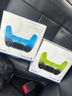 2 PS5 controllers
