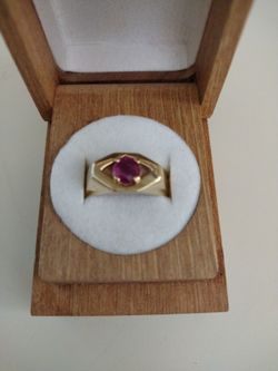 Beautiful Vtg 14 k Gold Ruby Ring