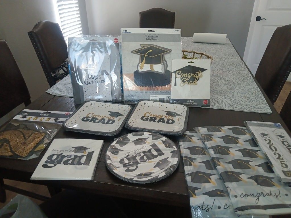 Graduation Decoration 🎓🎓  Plates,  Banner, Cake Topper ,Napkins 