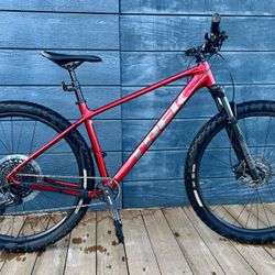 2023 Trek Marlin 8 Gen 3 29” Mountain Bike