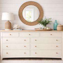 Cream / Off white dresser