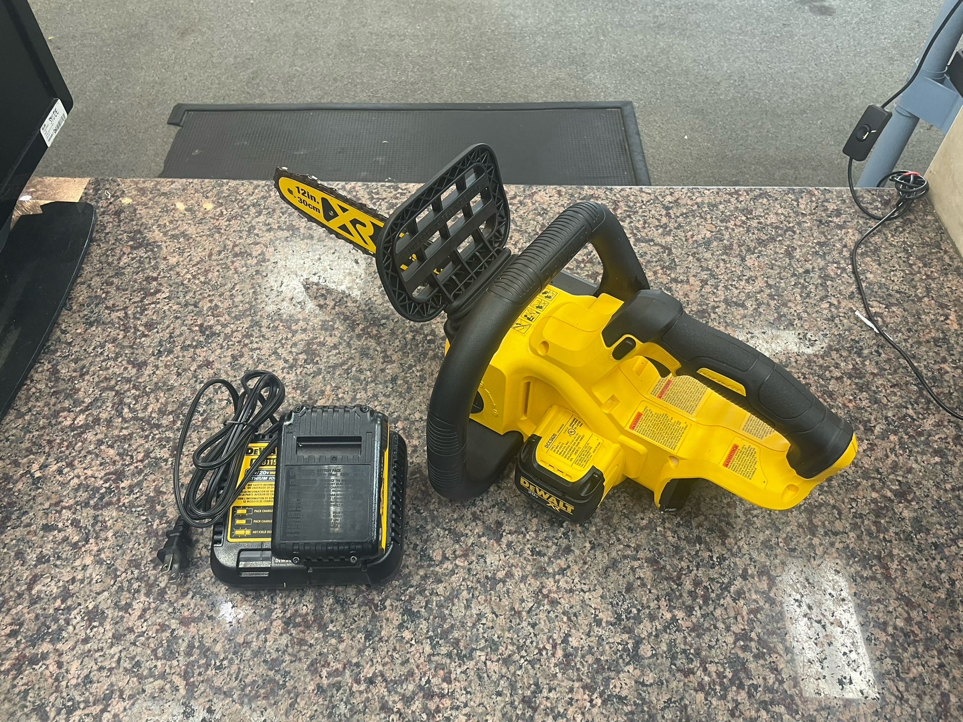 Dewalt 20v XR 12” Chainsaw Battery & Charger Kit