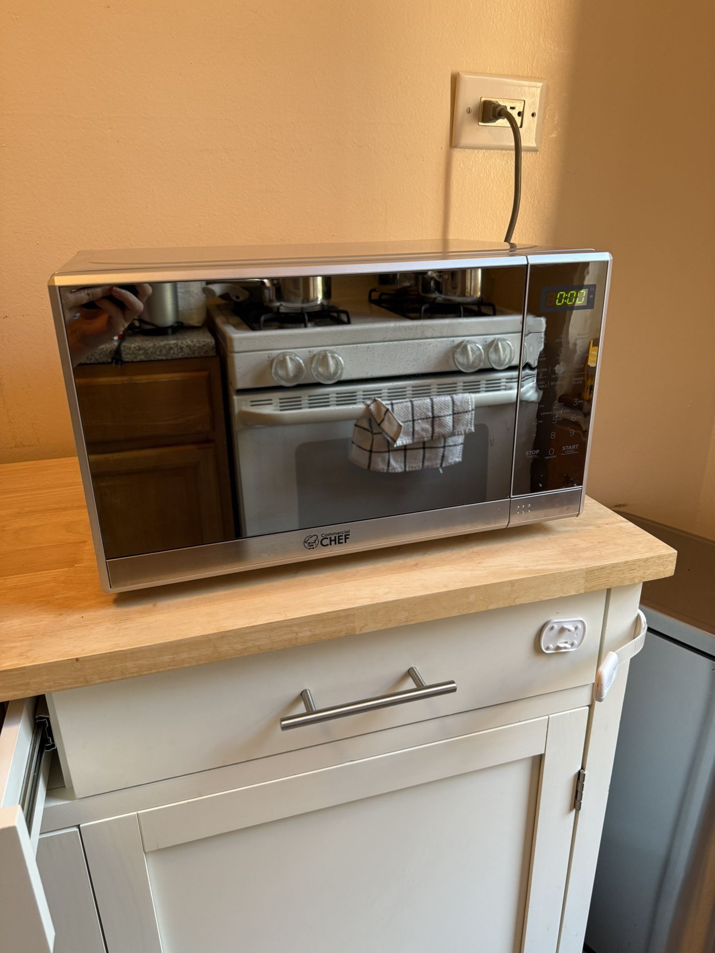 COMMERCIAL CHEF 0.7 Cu Ft Microwave with 10 Power Levels, 700W Microwave with Digital Display, Countertop Microwave with Child Safety Door Lock, Progr