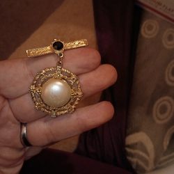 gold-toned vintage faux pearl bar brooch 